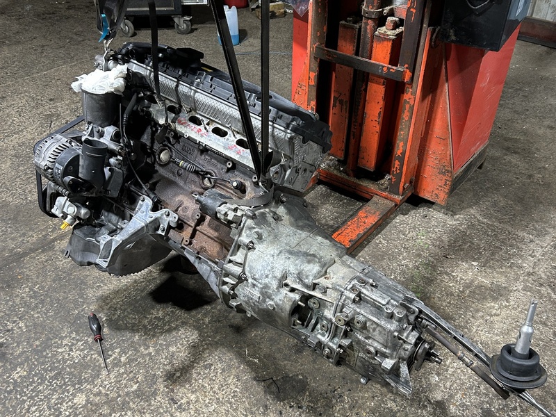 Moteur BMW 6 cylindres et boîte manuelle déposés