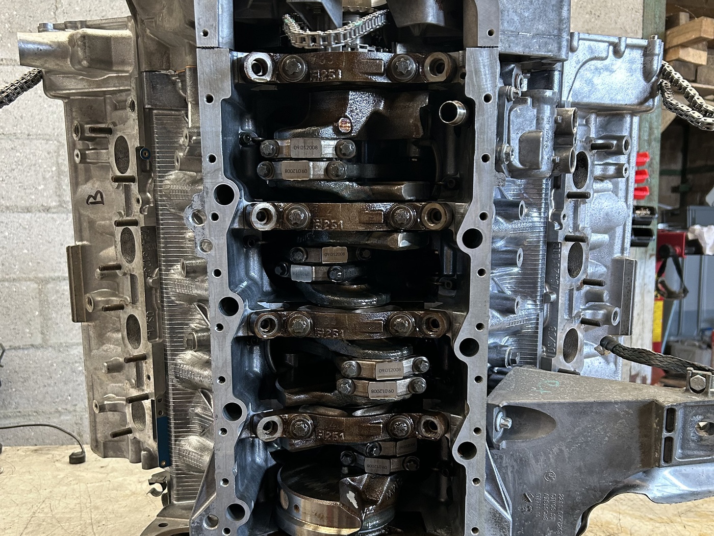 Moteur BMW V8 N63 ouvert : vilebrequin et bielles