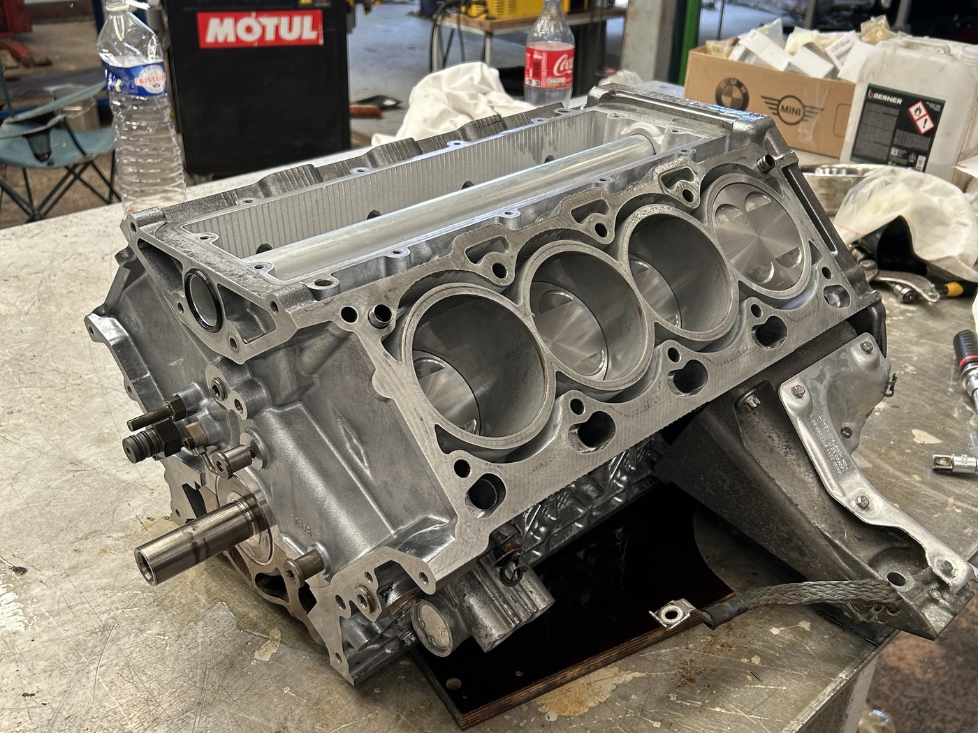 Bloc moteur BMW S63 à l'atelier