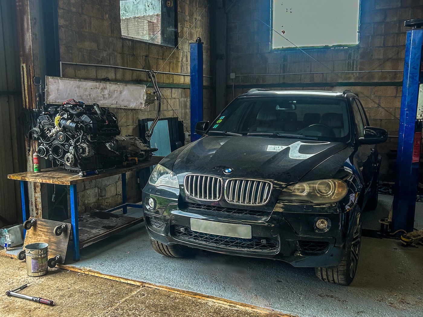 BMW X5 et moteur en cours de préparation à l'atelier