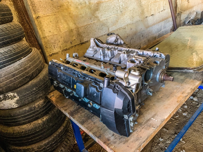 Moteur BMW 6 cylindres sur l'établi